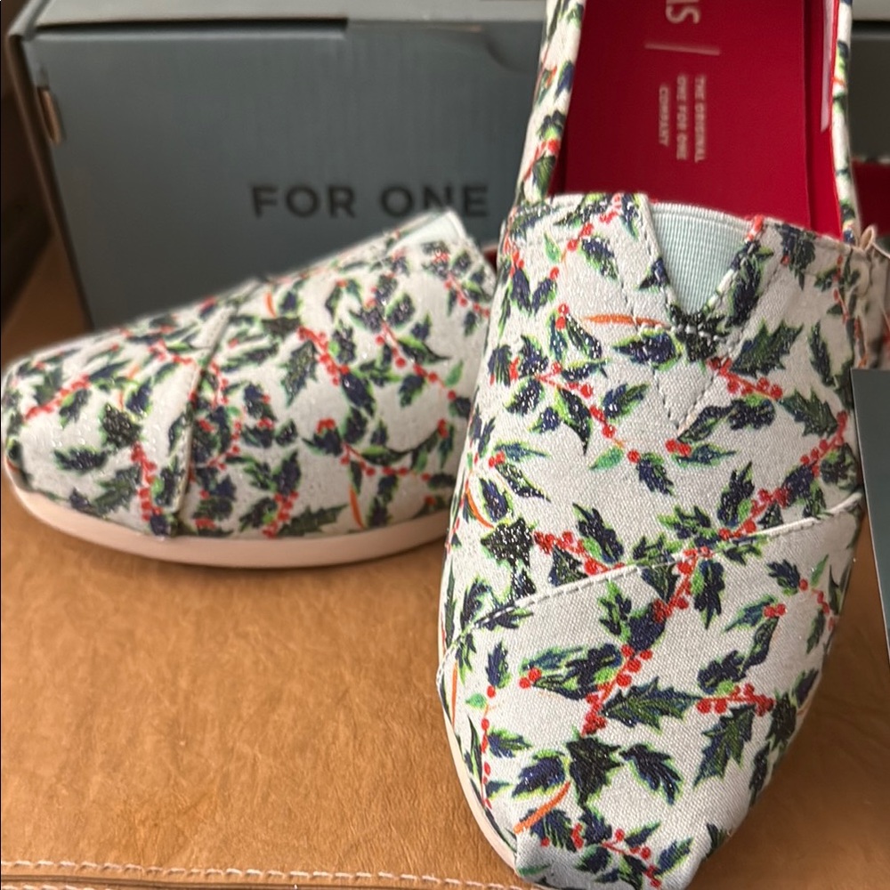 NEW TOMS Slip On 8.5 size